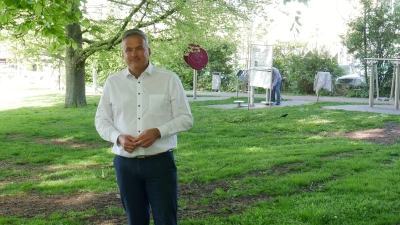 Mike Schmidt präsentiert die Fläche für den neuen Spielplatz in Bad Nenndorf. (Foto: gk)