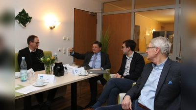 Thomas Erbslöh, Minister Andreas Philippi, Jan-Philipp Beck und Bernd Hellmann beim Austausch zum Thema Fachkräftemangel in der Pflege. (Foto: bb)