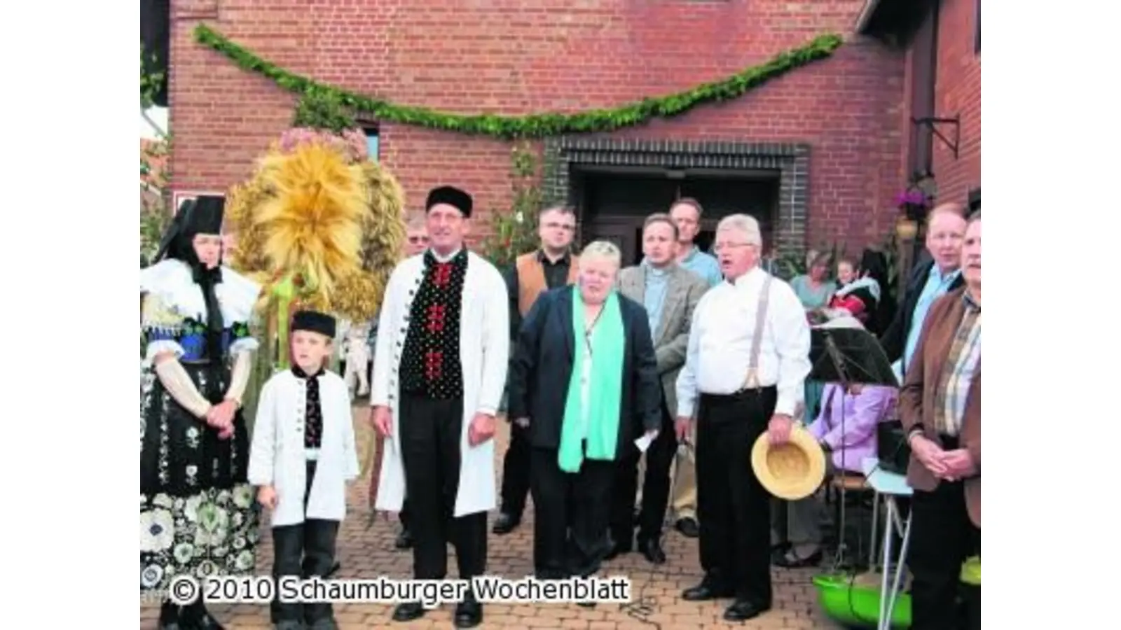 Alte Traditionen und Trachten umrahmen die neue Erntekrone (Foto: red)