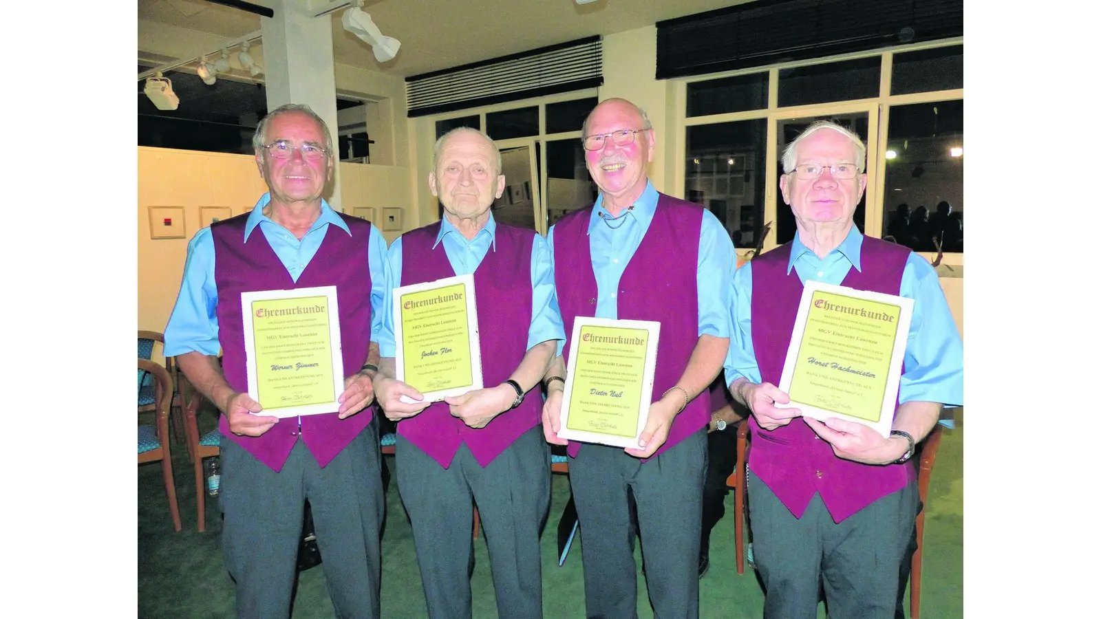 Späte Ehrung für zwölf Lauenauer Sänger (Foto: al)