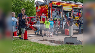 Ein echtes Feuer löschen, bei der Feuerwehrübung hatten die Grundschüler die Gelegenheit dazu (Foto: wk)