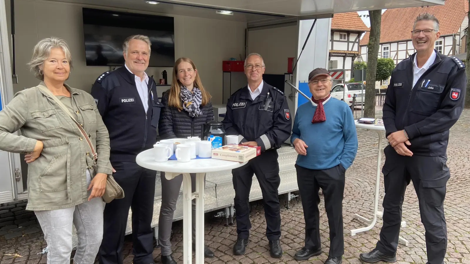 „Coffee with a cop“ auf dem Rintelner Wochenmarkt. Die Fragen der Bürger drehten sich vielfach um Geschwindigkeit, Parken und Nutzung von Verkehrsräumen.  (Foto: ste)