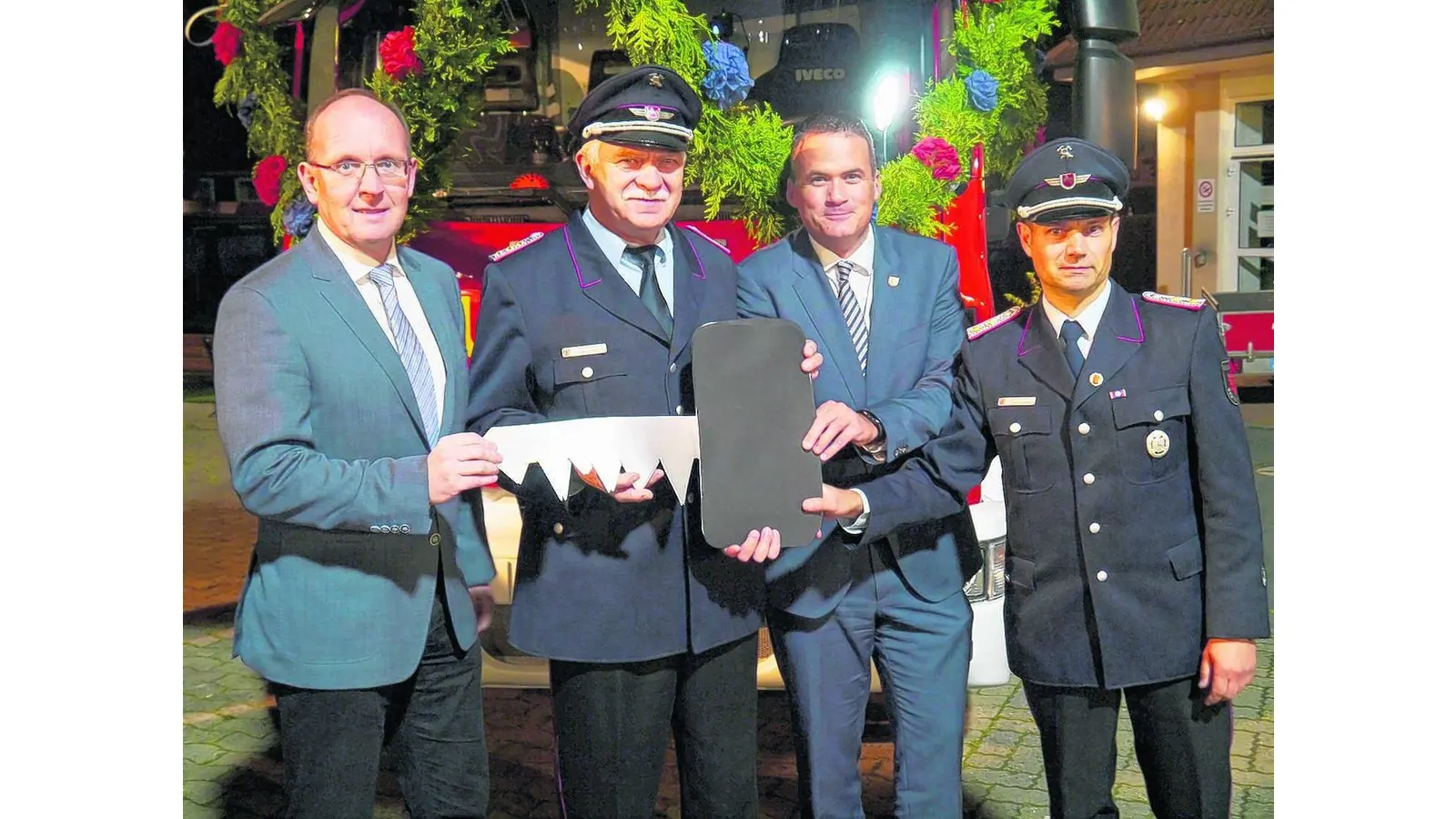 Feuerwehr nimmt die neue Drehleiter entgegen (Foto: red)