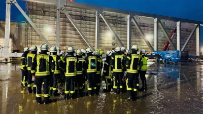 Auf der Airbus-Baustelle: Einsatzkräfte der Feuerwehr. (Foto: Feuerwehr)