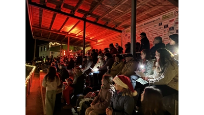 Rund 200 Besucher nehmen am Stadionsingen des TSV Eintracht Bückeberge teil. (Foto: privat)