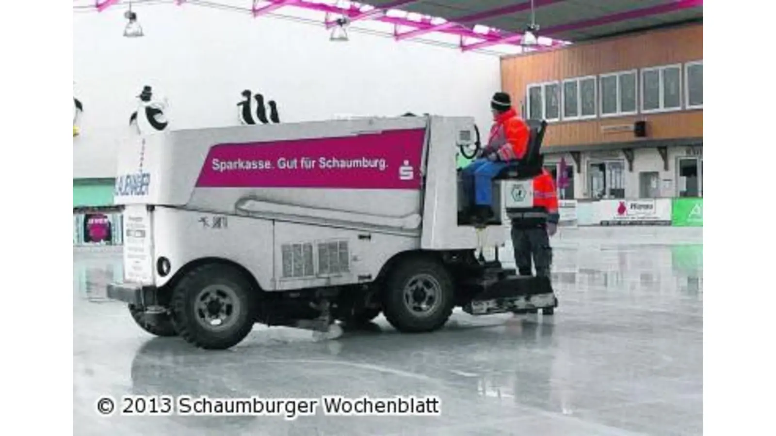 Über 700 Besucher tummeln sich auf dem glatten Untergrund in der Eishalle (Foto: al)