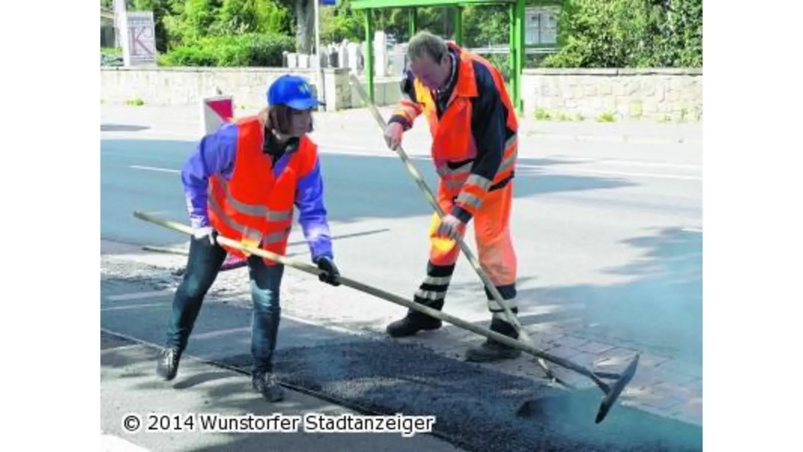 Unkraut jäten und teeren (Foto: mk)