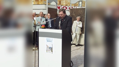 Bürgermeister Karl-Heinz Buchholz eröffnet im September 2003 die Rintelner Fußgängerzone. <br> (Foto: ste)
