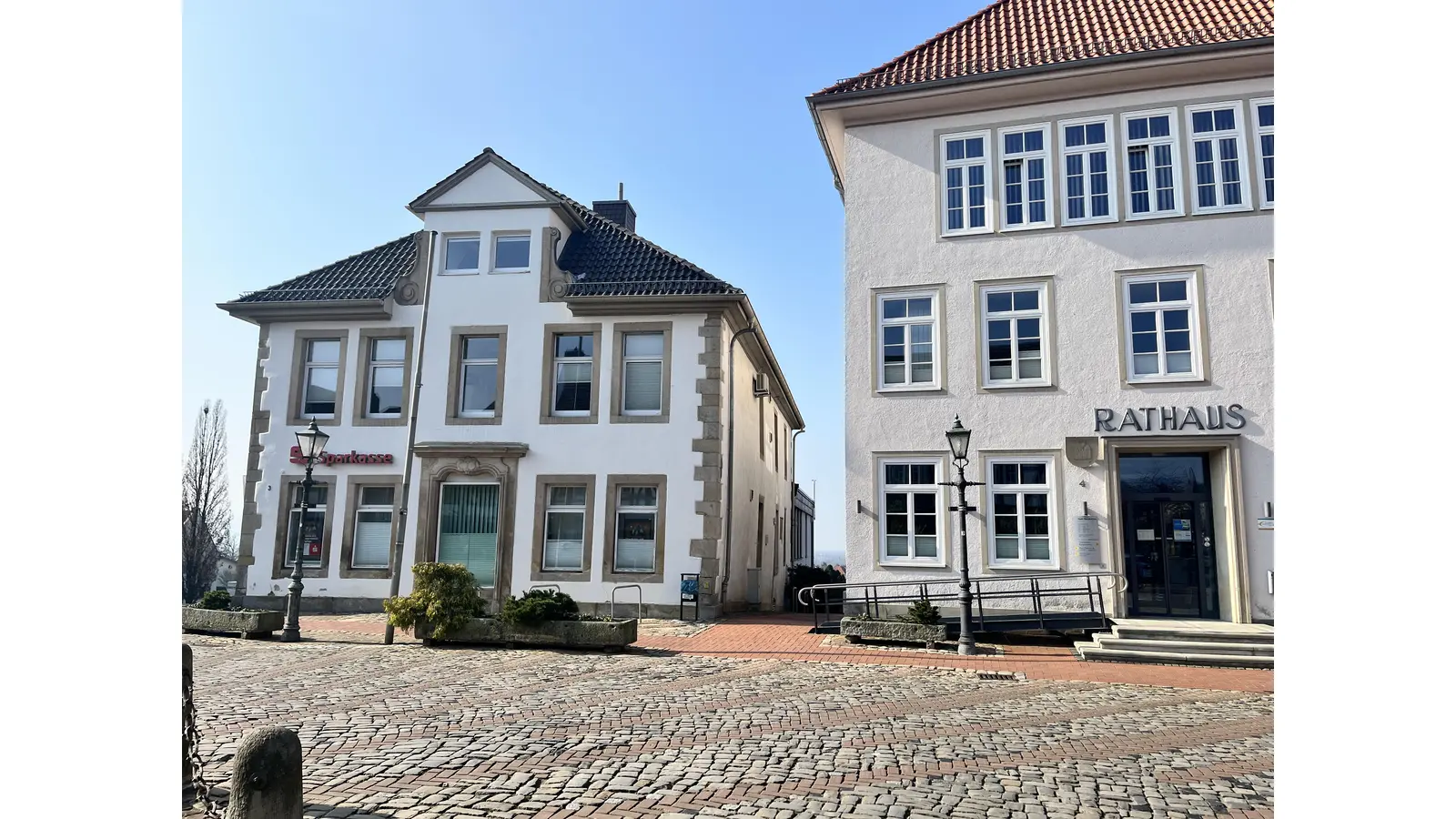 Das Rathaus/ die Verwaltung von Obernkirchen bekommt mehr Platz in der Sparkasse. (Foto: nd)