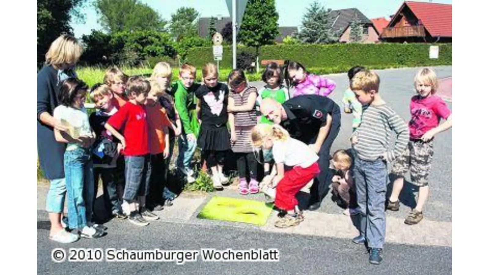 Erstklässler sprühen gelbe Füße (Foto: red)