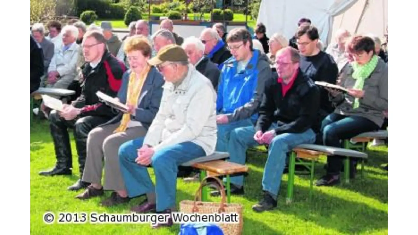 Gut besuchte Maifeier vor dem Feuerwehrgerätehaus (Foto: wtz)