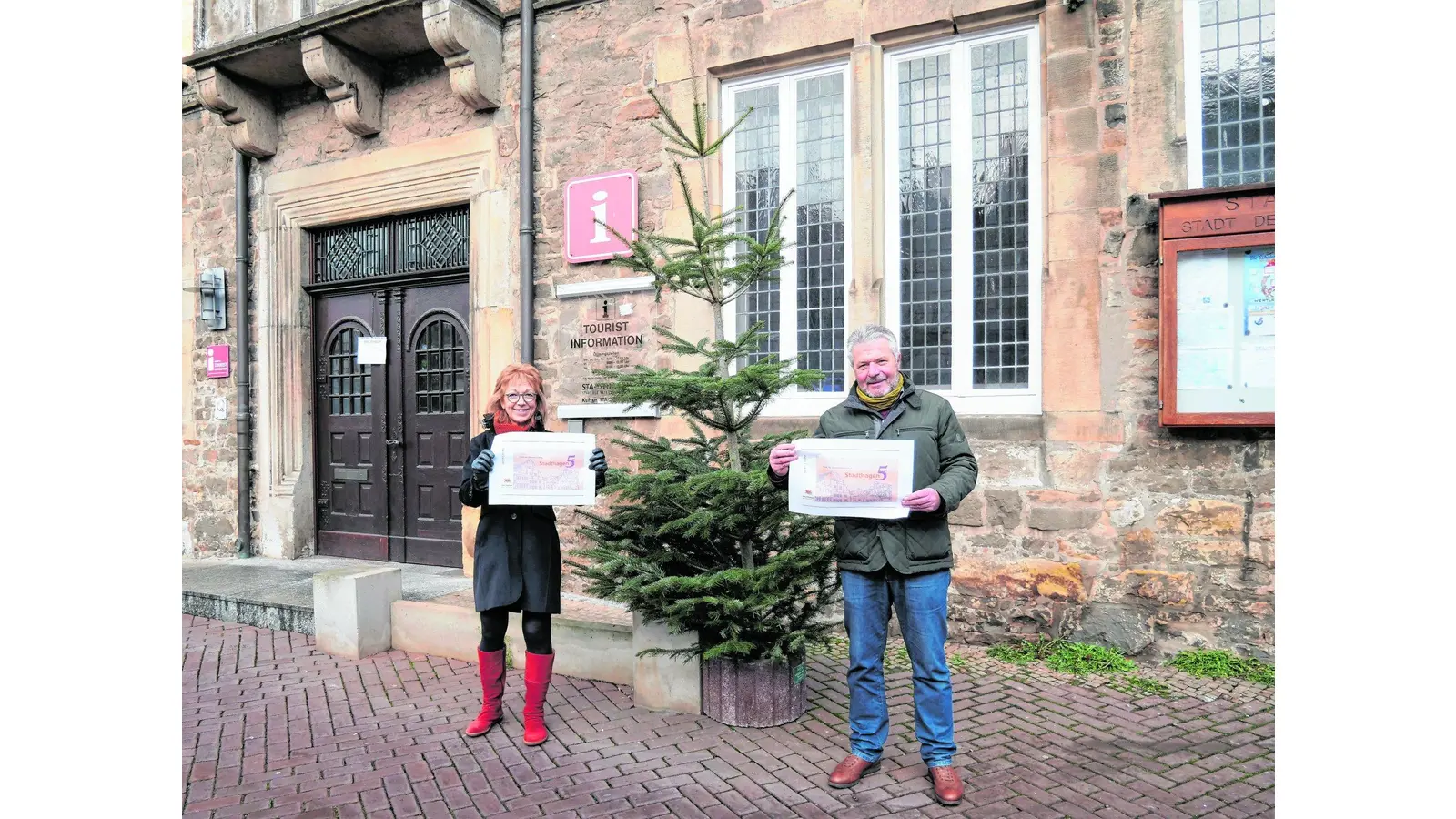 AWO verteilt Fünfer (Foto: cs)