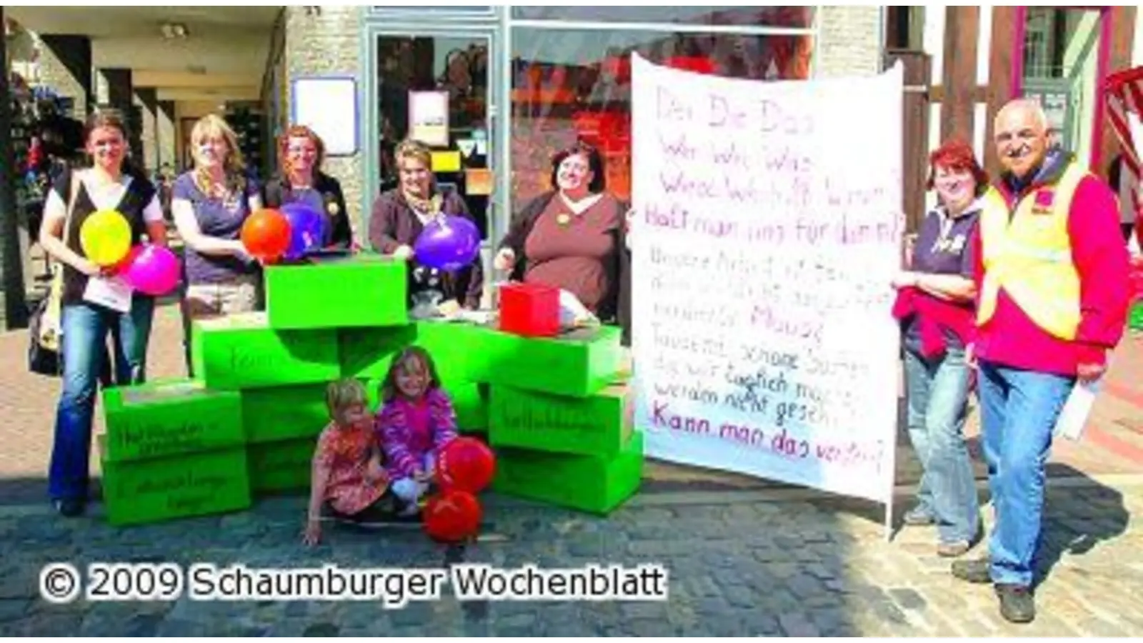 Erzieherinnen errichten Mauern (Foto: wtz)