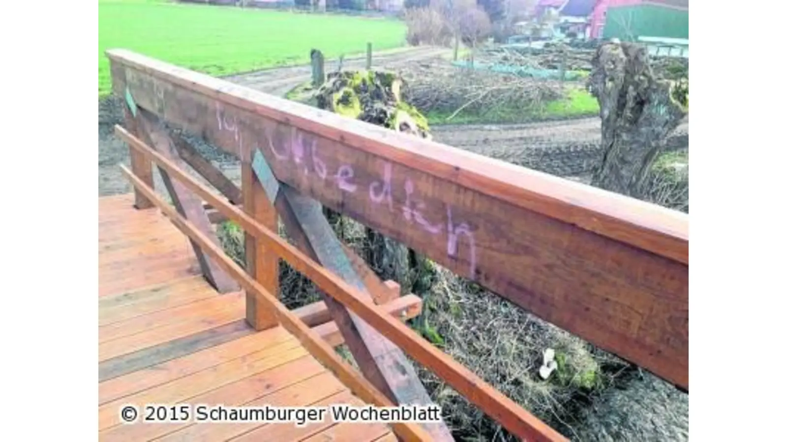 Holzbrücke beschädigt (Foto: us)
