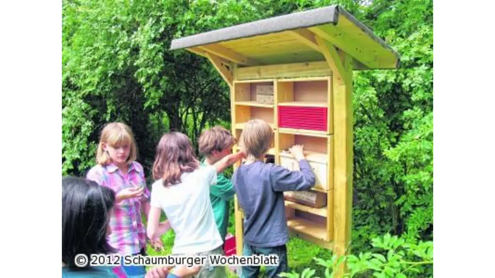 Insektenhotel im schuleigenen Garten (Foto: hb)