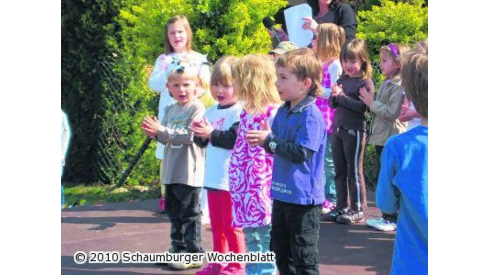Kinder spielen Vogelhochzeit (Foto: em)