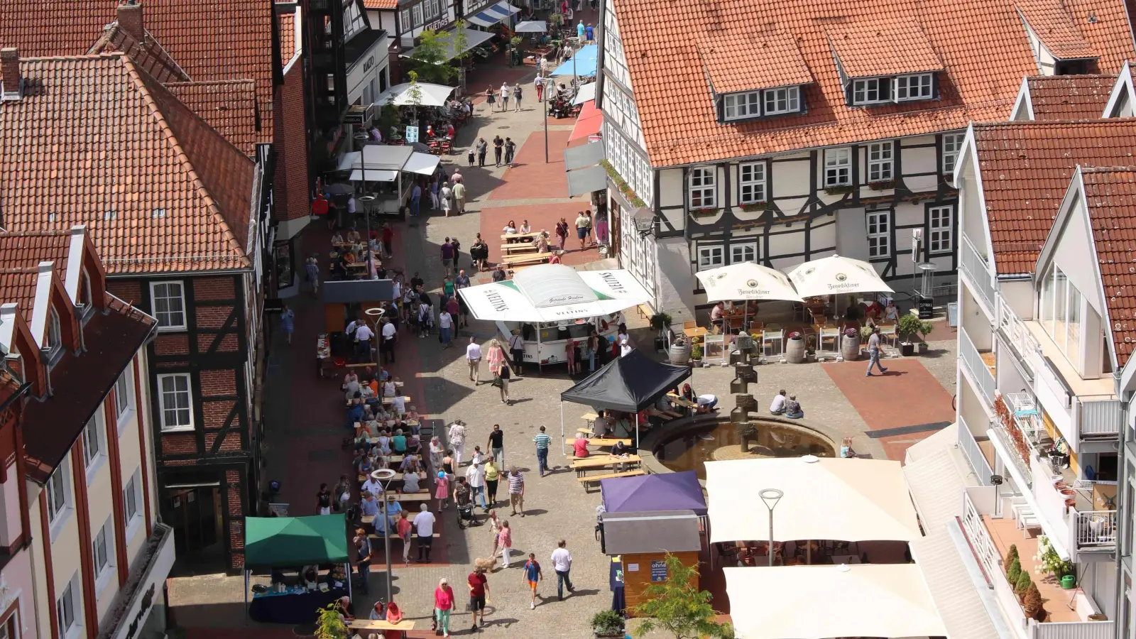 Vom Turm der Stadtkirche: Blick auf die Fußgängerzone. (Foto: tau)