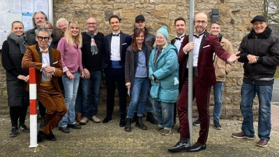 Der Vorstand vom Verein KuS übergibt die Spendensumme gemeinsam mit der A-Cappella-Gruppe „Maybebop“ an Mitarbeiter und Teilnehmer der Schaumburger Wohnungslosenhilfe.<br><br> (Foto: privat)