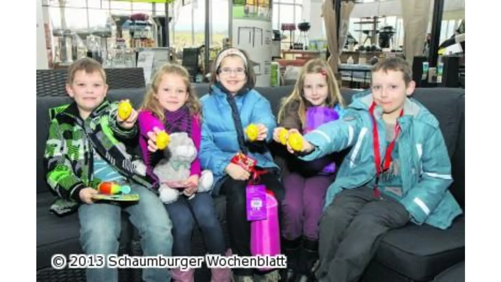 Kinder machen sich auf zur Ostereiersuche bei Hellweg (Foto: bb)