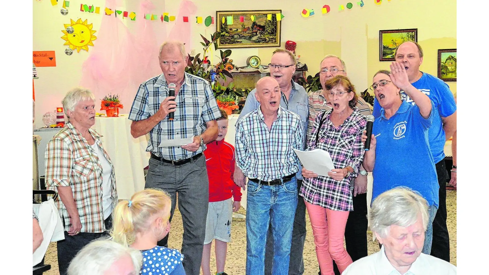 Fanclub des FC Schalke 04 stimmt das Steigerlied an (Foto: bt)