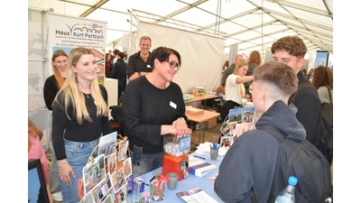 Während der Vormittag den Jugendlichen allein vorbehalten ist, können ab 14 Uhr erstmals auch Eltern den Berufs- und Studieninformationstag besuchen.  (Foto: ab)