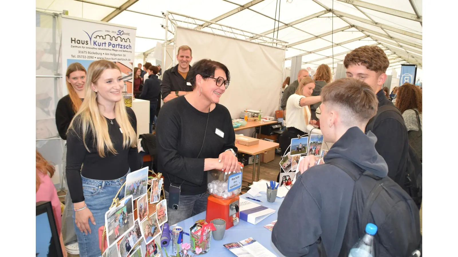 Während der Vormittag den Jugendlichen allein vorbehalten ist, können ab 14 Uhr erstmals auch Eltern den Berufs- und Studieninformationstag besuchen.  (Foto: ab)