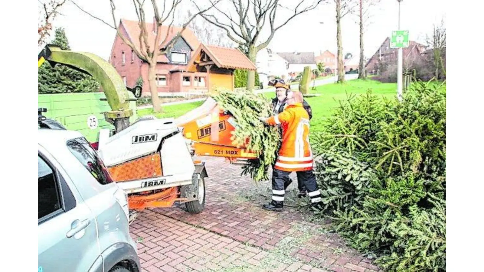 Jugendfeuerwehr sammelt Tannenbäume ein (Foto: em)