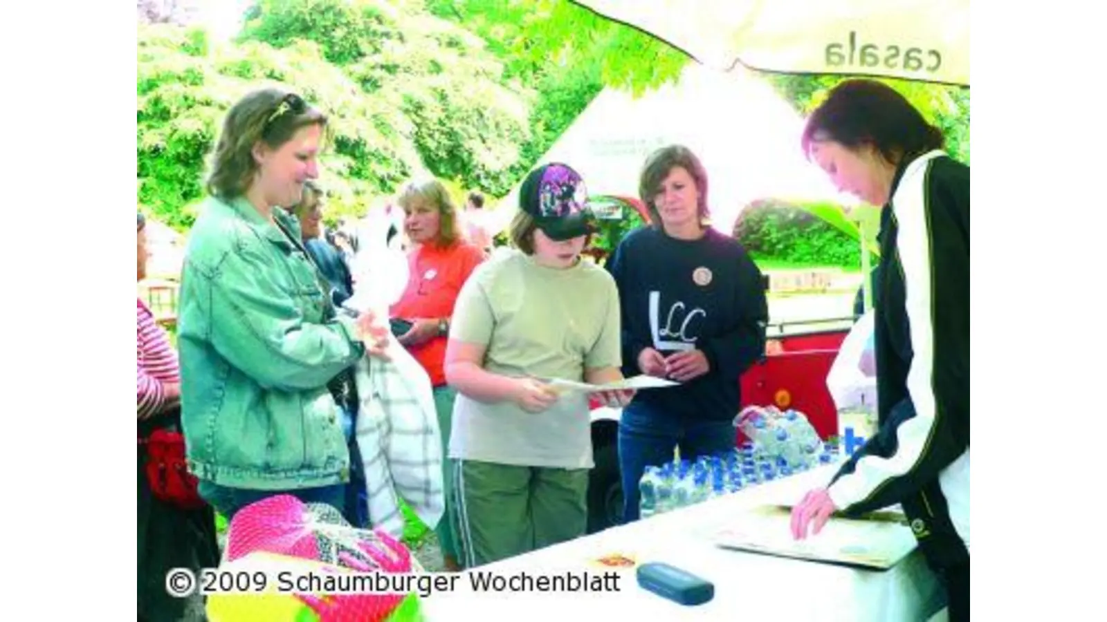 Hundert Leute laufen durch Lauenau (Foto: al)