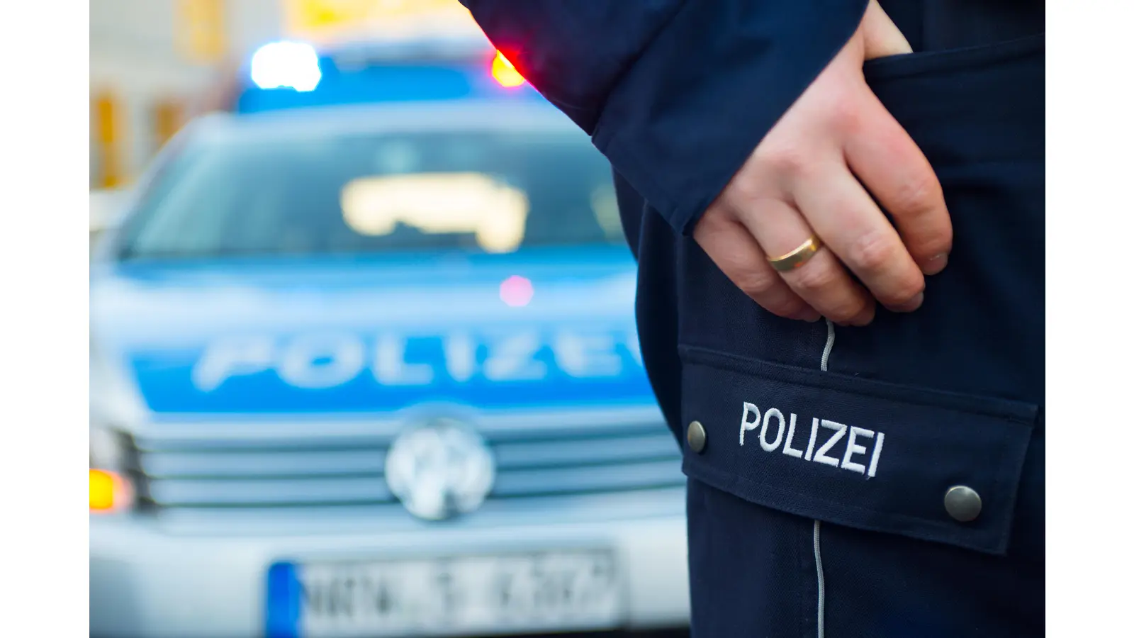 Die Straftäter flüchteten eventuell mit einem dunklen Fahrzeug. (Foto: adobe stock/archiv)