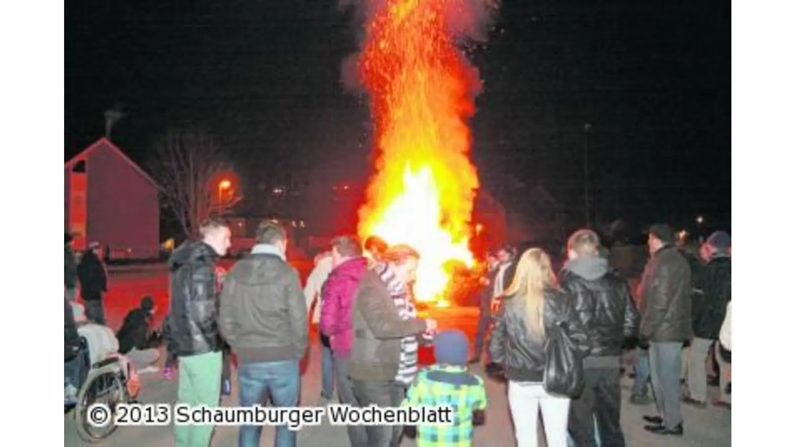 Großes Feuer lockt Gäste (Foto: bb)