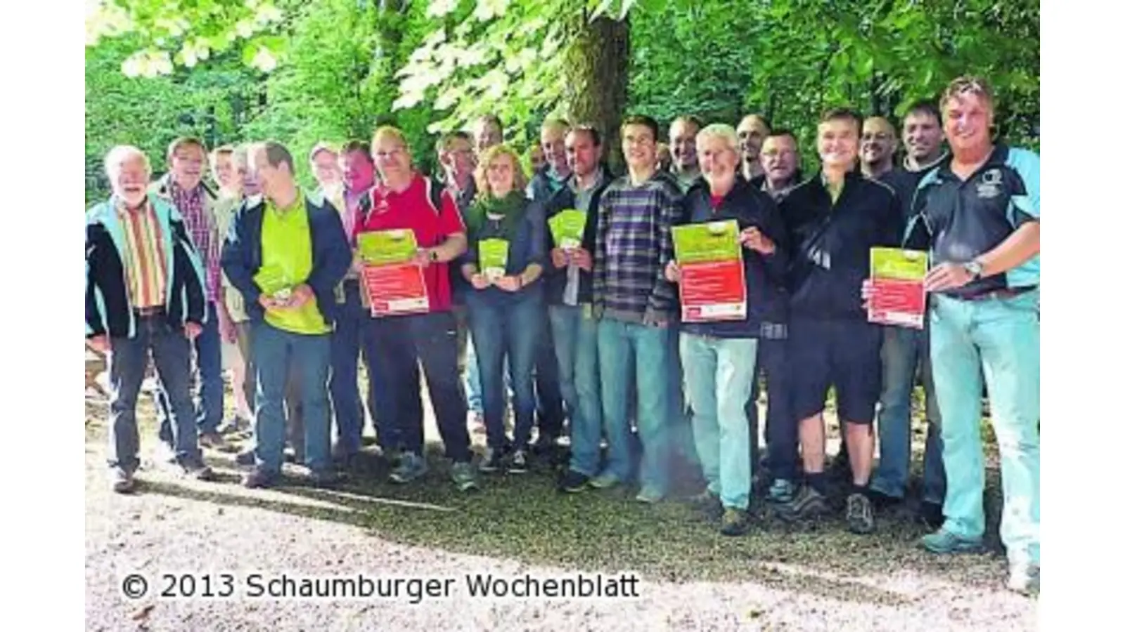 Gesunde Kerle bewegen sich vom Sofa runter (Foto: red)