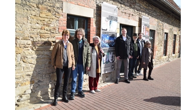 V.l.n.r.: Monika Henze, Klaus Strempel (Freundeskreis Zehntscheune), Gerd Krome (Sparkasse Schaumburg), Darjush Davar (Zehntscheune), Maximilian Keitel, Iris Freimann (Stadt Stadthagen). (Foto: ab)