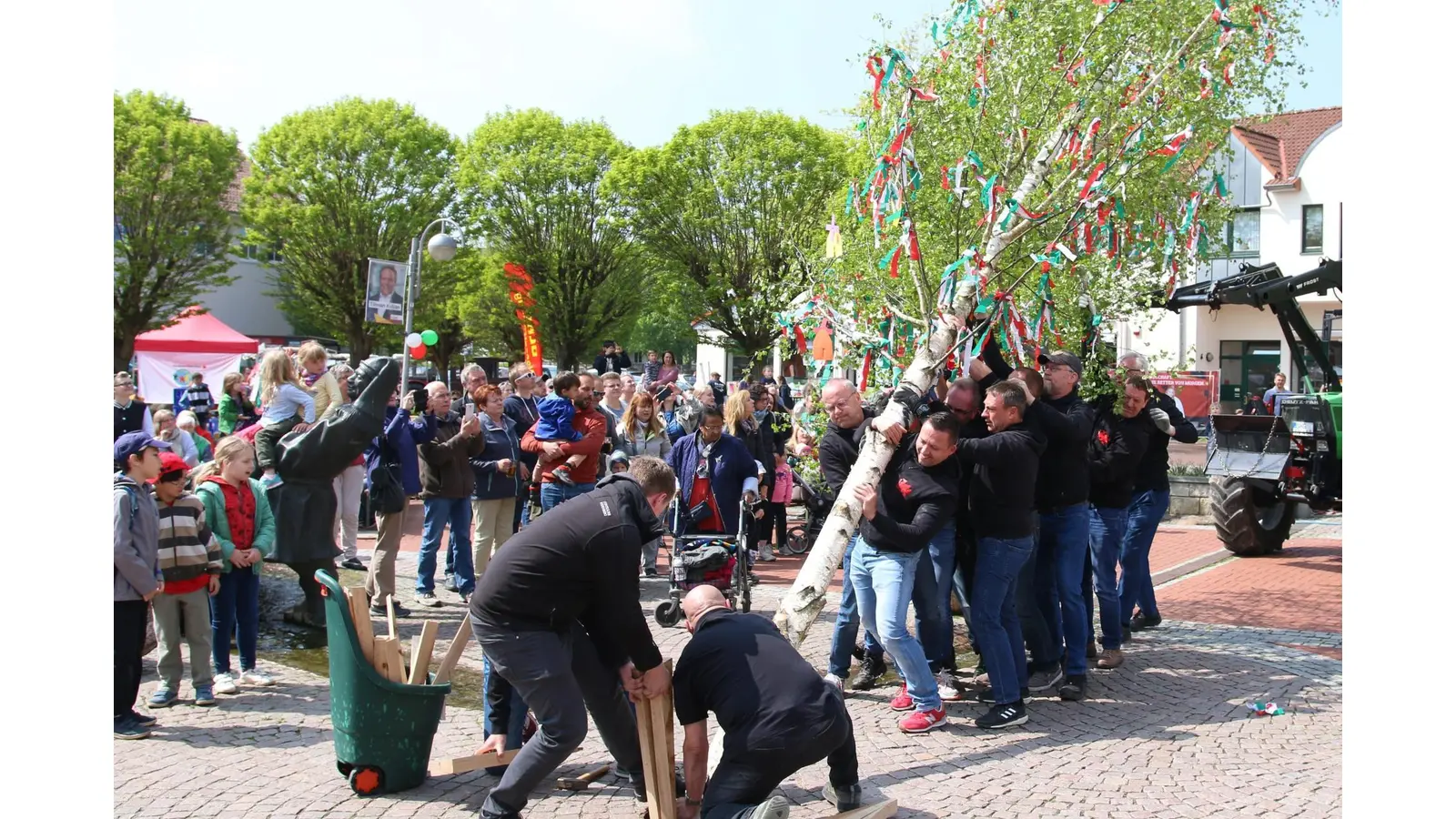 Rund um den Maibaum soll sich auf dem Amtsplatz in Rodenberg wieder ein fröhliches Fest entwickeln.  (Foto: archiv bb)