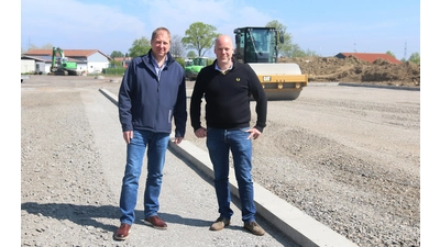 Der Technische Leiter des Wasserverbandes Nordschaumburg Andreas Gerber (li.) und sein Stellvertreter Holger Müller sind zufrieden mit dem Baufortschritt der entstehenden Anlagen der Tiefbauabteilung. (Foto: Borchers, Bastian)