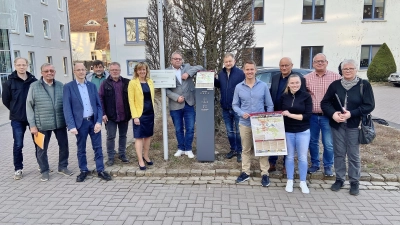 In der Runde der Rintelner Ortsbürgermeister wird eine der fest installierten Hörstationen am Museum Eulenburg ausprobiert.  (Foto: ste)