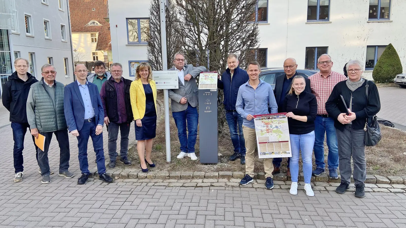 In der Runde der Rintelner Ortsbürgermeister wird eine der fest installierten Hörstationen am Museum Eulenburg ausprobiert.  (Foto: ste)
