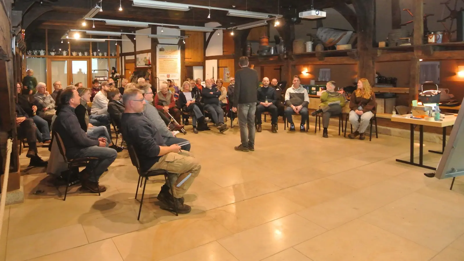 Mitglieder der Interessengemeinschaft Bauernhaus verständigen sich über den zukünftigen Kurs . (Foto: (Foto Interessengemeinschaft Bauernhaus, Thorsten Bockisch))