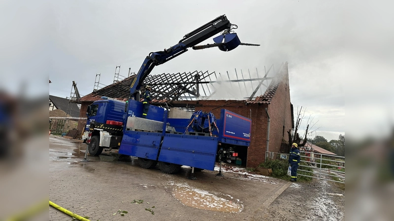 Mit Hilfe des THW konnten Teile der brandbetroffenen Dachkonstruktion abgetragen werden. (Foto: Feuerwehr)