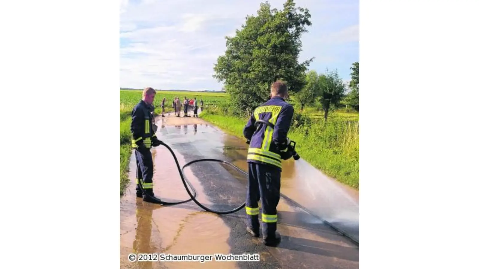 Mit Schaufeln gegen Schlamm (Foto: al)
