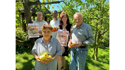 Torsten Richter vom SMS, Jürgen Damke vom Gartenbauverein, Claudia Schössler vom I-Punkt der Stadt, Dieter Kellermeier vom Gartenbauverein und Elke Helkenberg (Vordergrund) vom Gartenbauverein laden zum Apfelmarkt ein. (Foto: Borchers, Bastian)