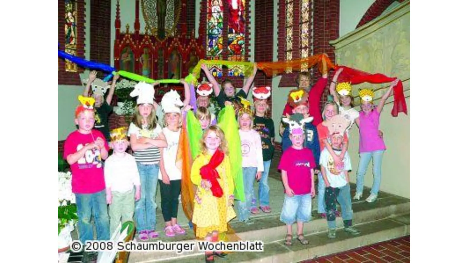 Ein bunter Regenbogen am Altar (Foto: al)