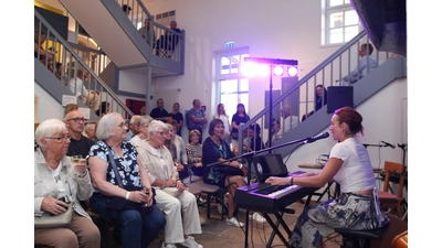 Die Musikerin „Tetiana” erntet beim Auftritt im Museum viel Applaus. (Foto: bb)