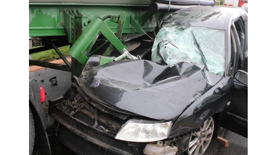 Der Pkw wurde bei dem Unfall schwer beschädigt. (Foto: Polizei Minden-Lübbecke)