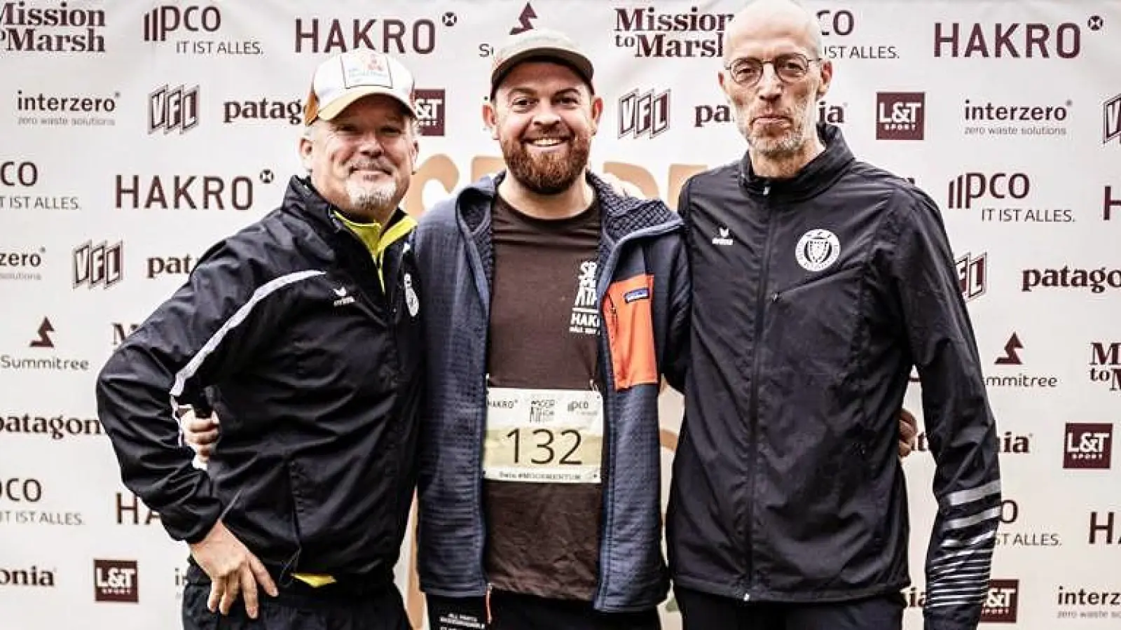 Die Sieger laden zur Challange 2025 ein: Frank Mülbrot (li.) und Helge Stille (r.) nahmen 2024 die Glückwünsche zum Sieg im Teamwettbewerb von Alex Kornelsen entgegen.  (Foto: privat)