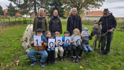 Zu Besuch bei Bernd Hildebrandt (re.) in Idensen: Die Schülerinnen und Schüler aus Seelze.  (Foto: privat)