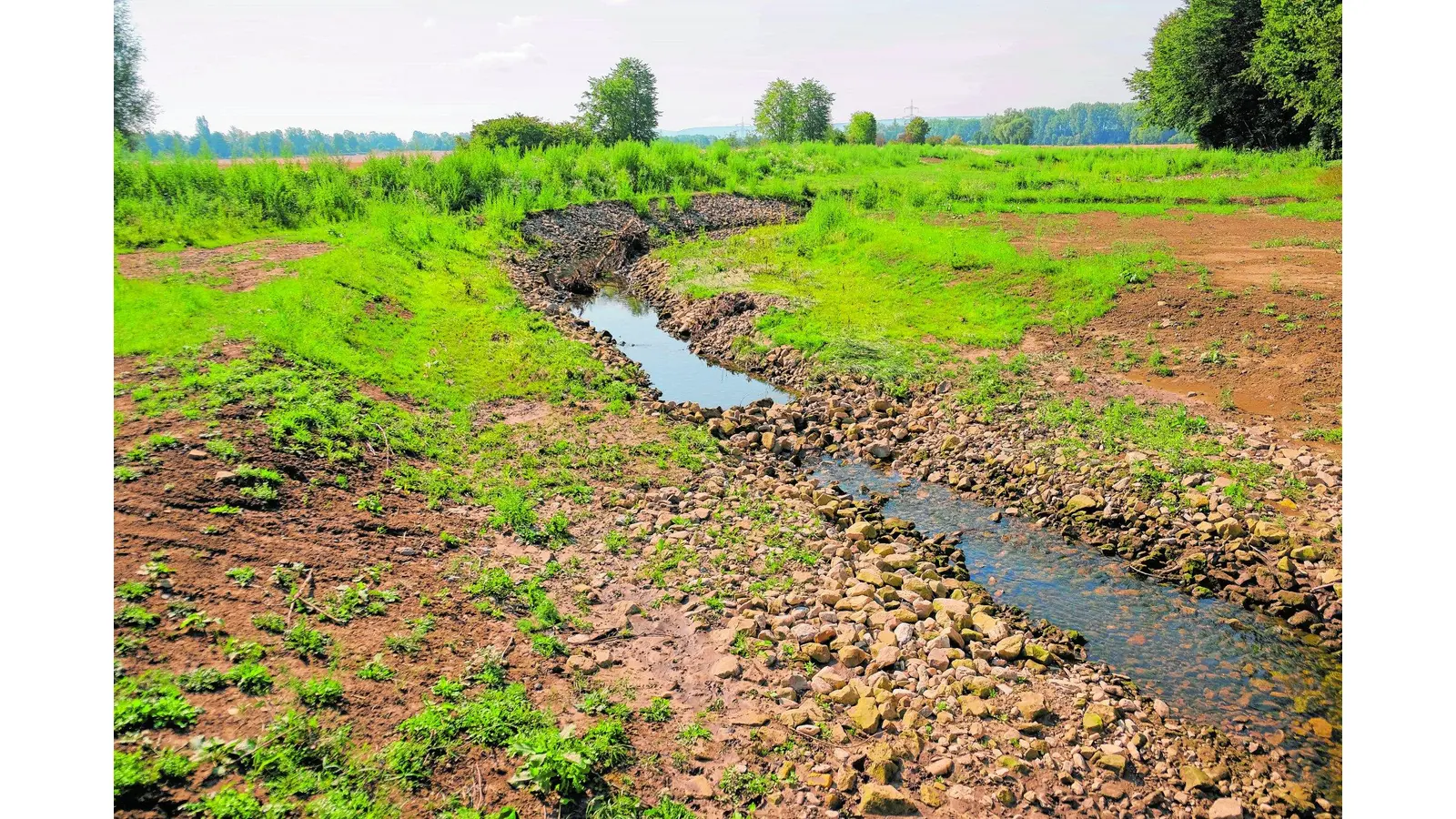 Wassermassen durchbrechen Damm (Foto: jl)