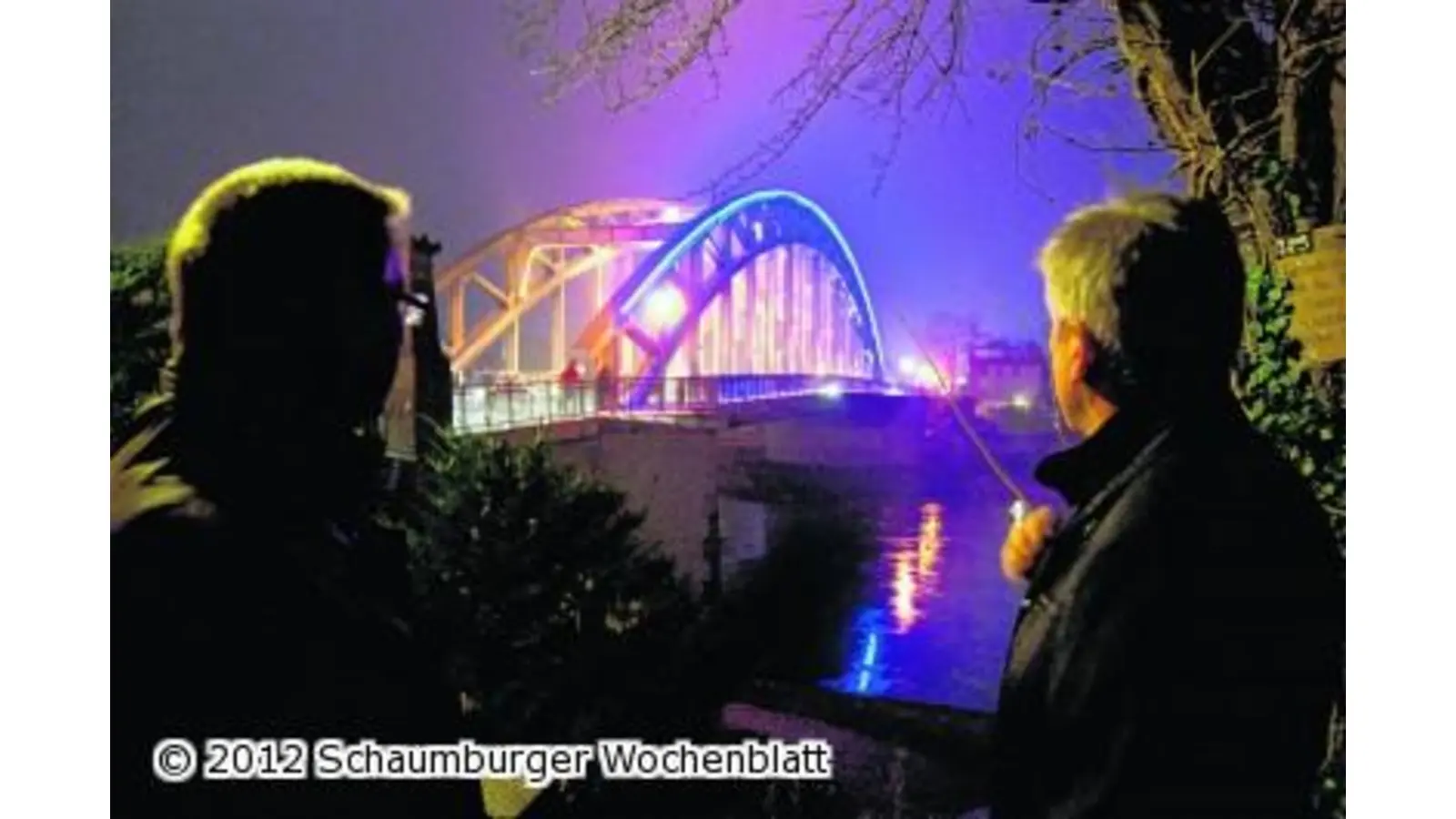 Blaues LED-Band zeigt Brückenkonturen (Foto: ste)