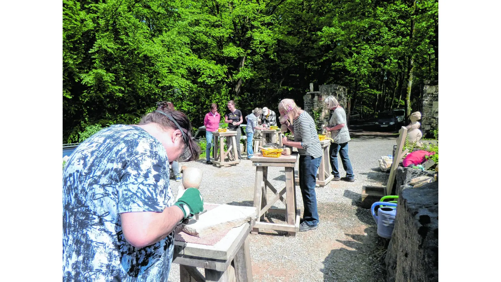Landfrauen werden im Steingarten kreativ (Foto: jb)