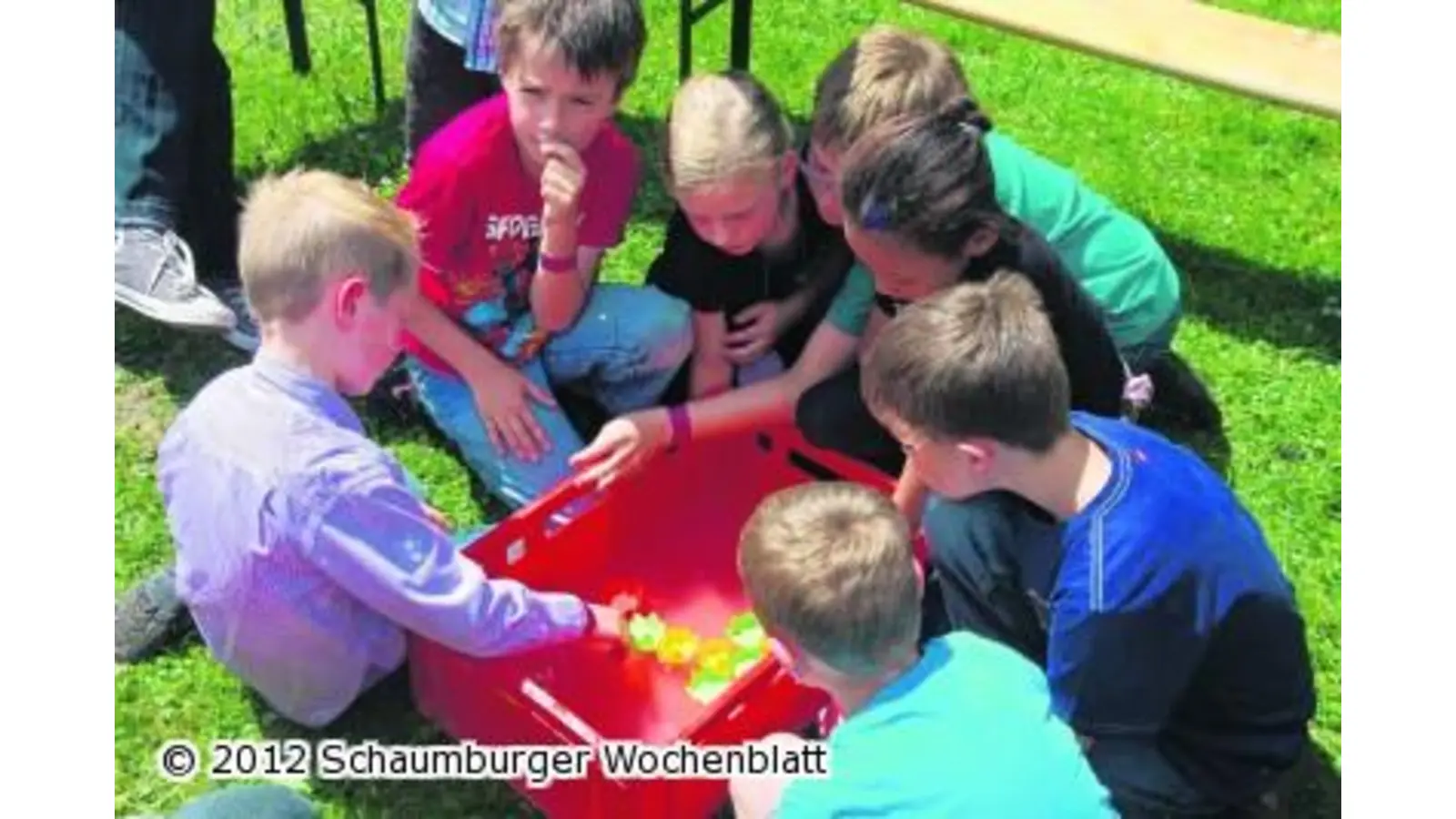 Familien brunchen bei Sonnenschein (Foto: red)