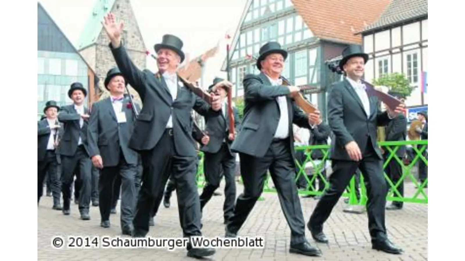 Zylinder und Holzgewehr kommen aus dem Schrank (Foto: red)